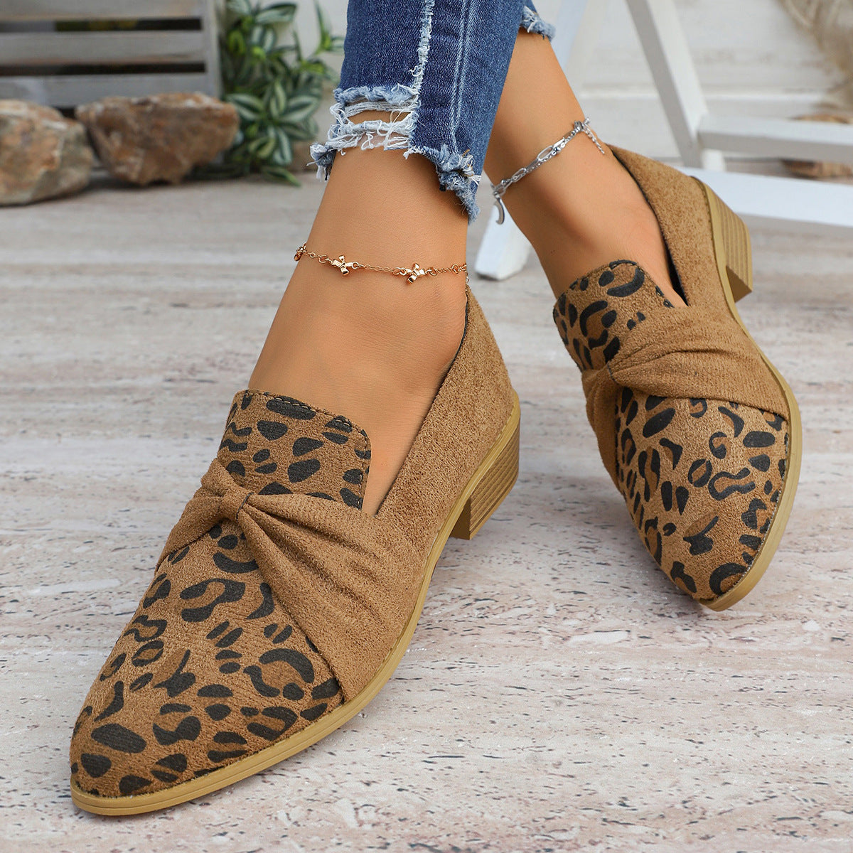 Ortho Welt Chunky Heeled Pumps With Elegant Metal Chain