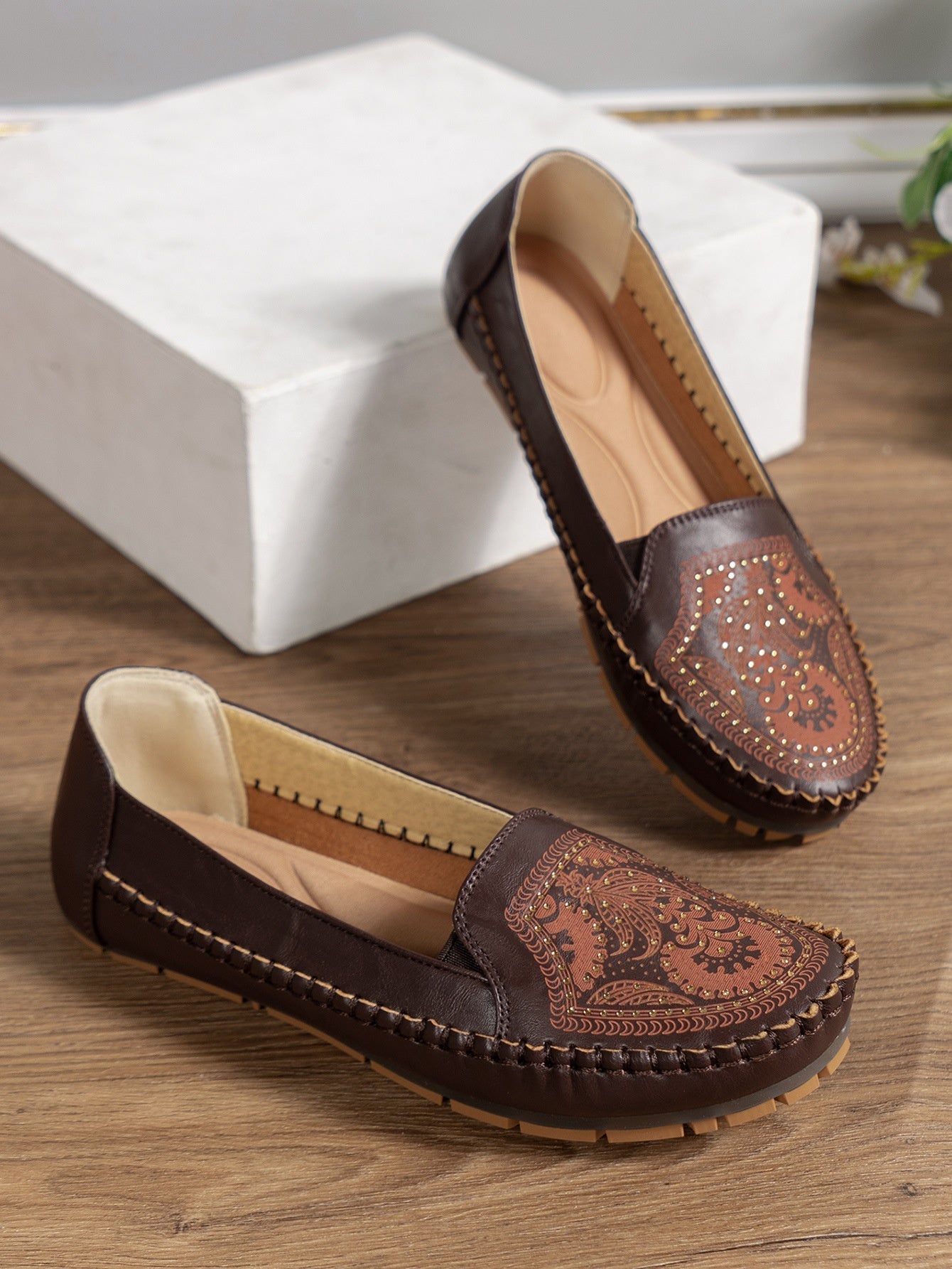Ortho Welt Retro Flat Loafers  With A Unique Vintage Look