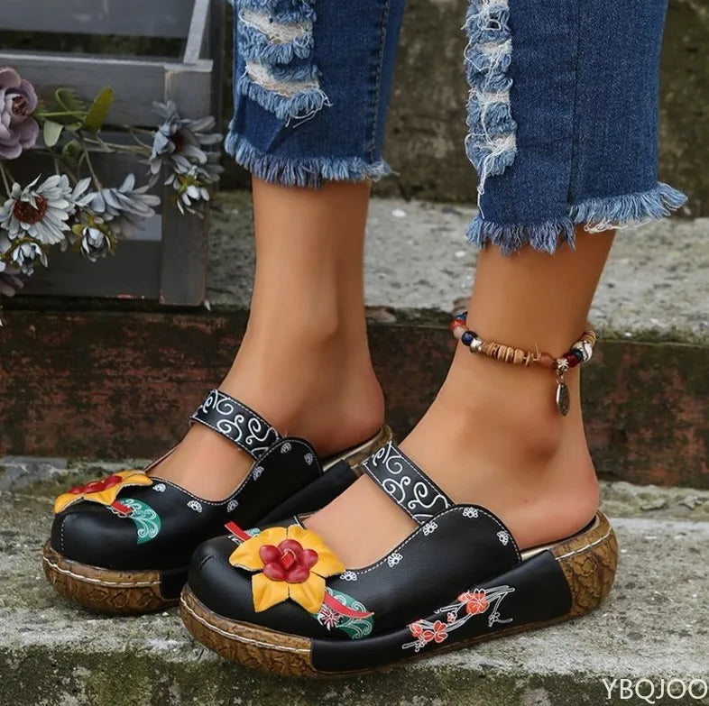 Aaliyah | Orthopädische Clogs zum Hineinschlüpfen mit Blumenstickerei und gepolsterter Sohle