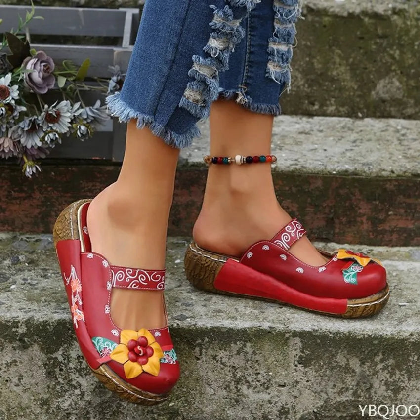 Aaliyah | Orthopädische Clogs zum Hineinschlüpfen mit Blumenstickerei und gepolsterter Sohle