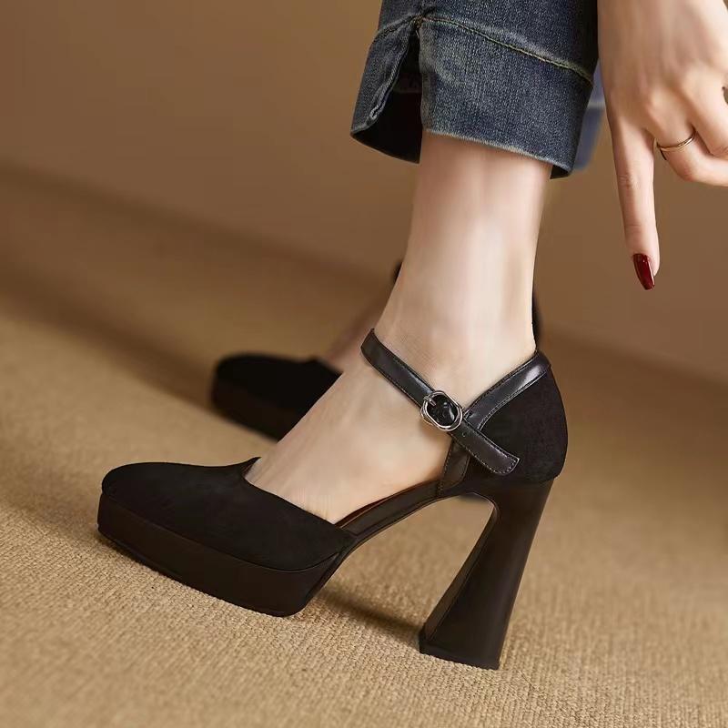 Ortho Welt Closed-Toe Sandals With Unique Chunky Heels